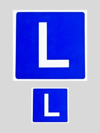 Naklejka samoprzylepna “L” 15x15cm lub 30x30cm na folii odblaskowej