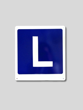 Emblemat L na motocykl i quad 30x30 cm – aluminiowy